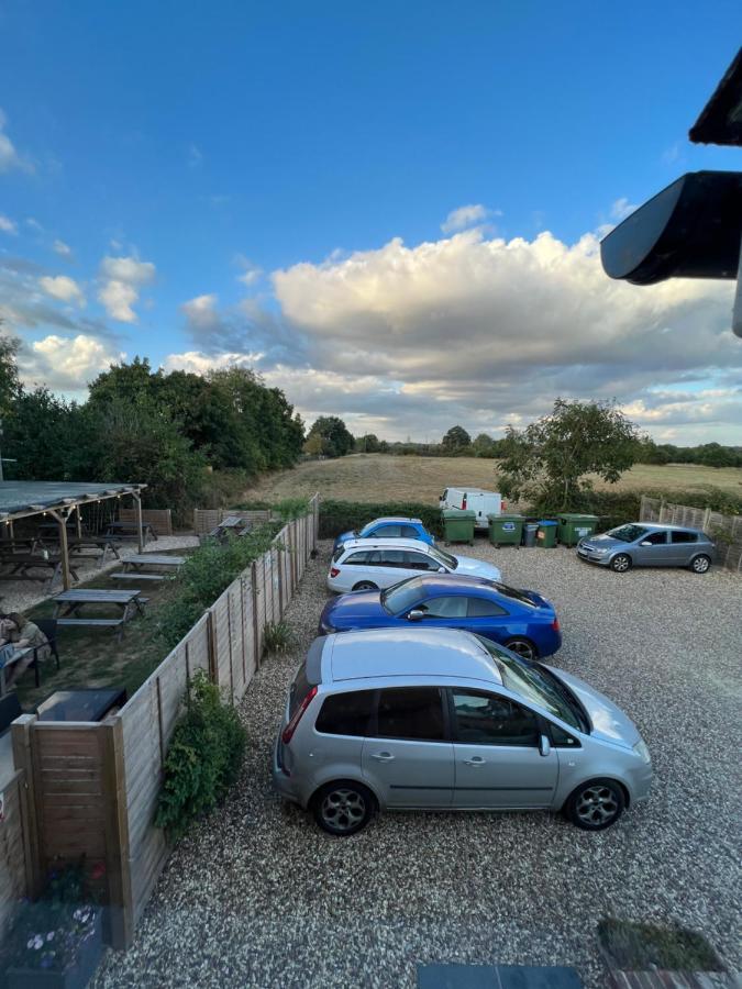 The Six Bells Hotel Beenham Bagian luar foto