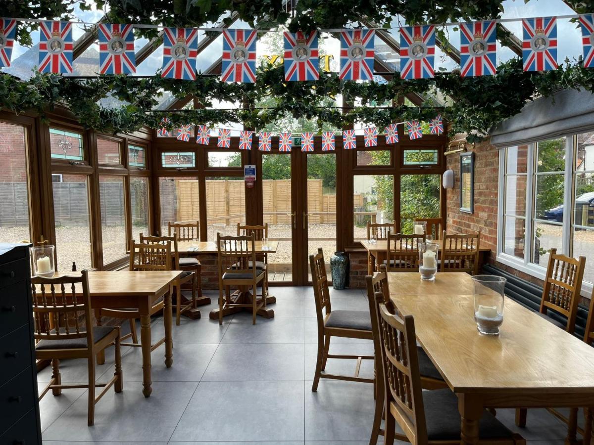 The Six Bells Hotel Beenham Bagian luar foto