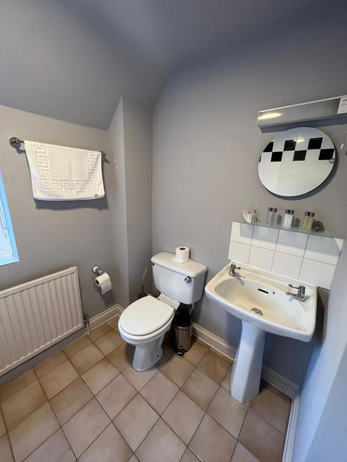 The Six Bells Hotel Beenham Bagian luar foto
