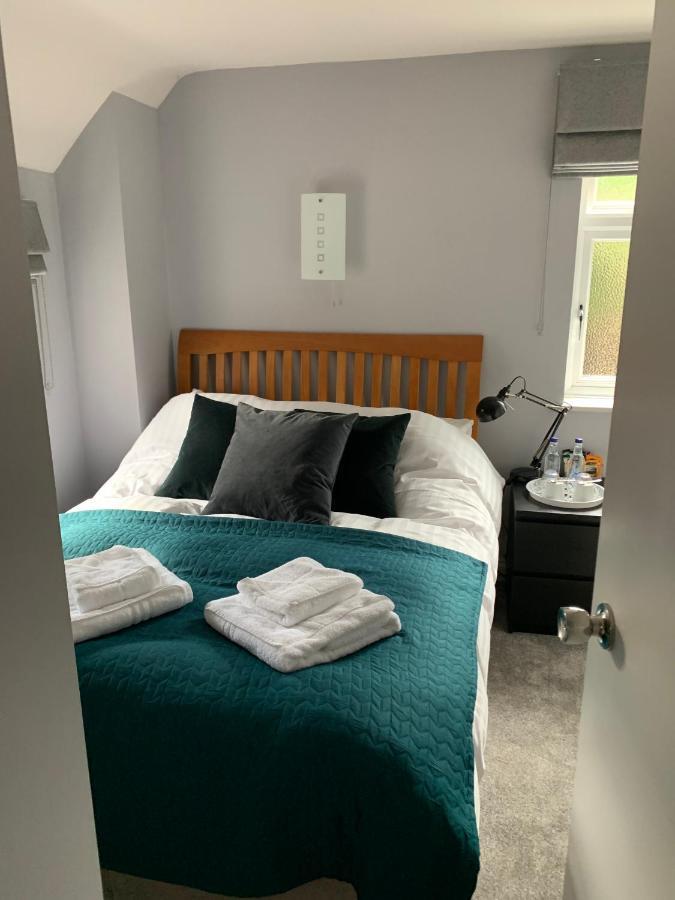 The Six Bells Hotel Beenham Bagian luar foto